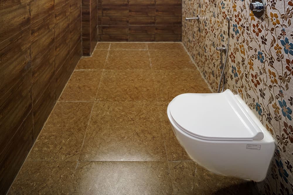 Deluxe Room bathroom with wood-effect wall tiles and a floral feature wall